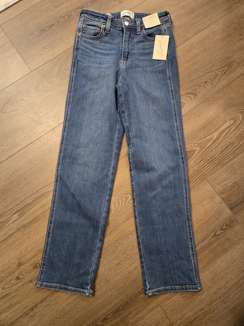Universal Thread Women’s Straight Leg Jeans - Medium Blue Wash